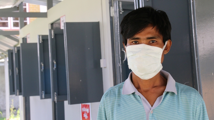 A patient receives MDR-TB treatment at MSF’s Insein Clinic, Yangon, Myanmar. (Yasmin Rabiyan/MSF)