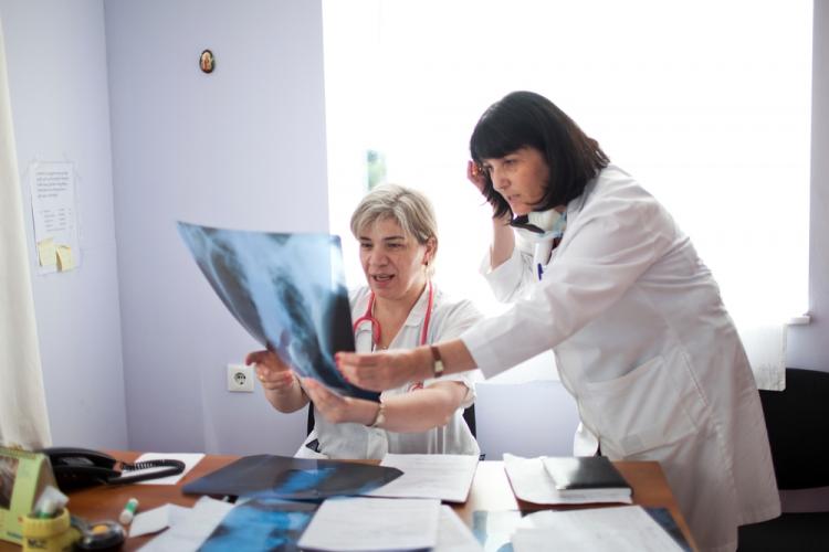 Dr Iza Jikia (left) Dr Nino Dzidzikashvili (centre) review an DR-TB patient’s chest X-ray at the National Centre for Tuberculosis and Lung Disease in Georgia’s capital, Tbilisi. (Daro Sulakauri / MSF)